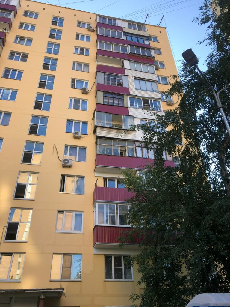 Покраска фасада многоэтажного дома.