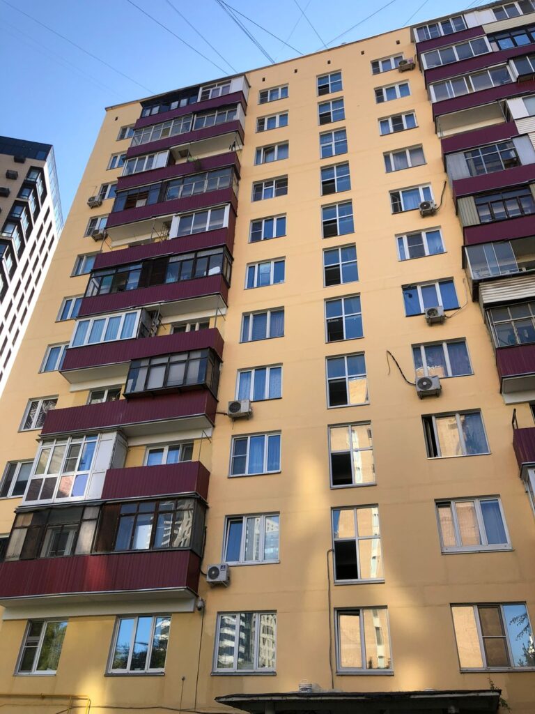 Покраска фасада многоэтажного дома.