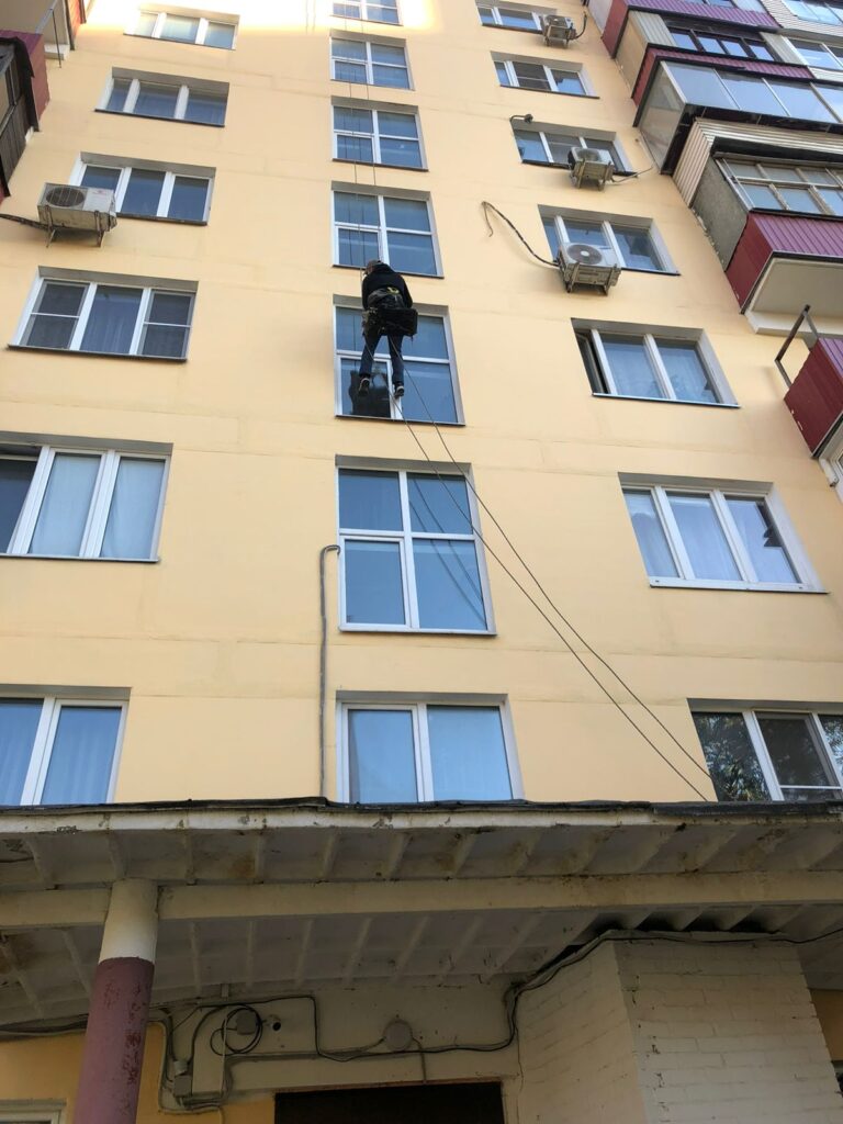 Покраска фасада многоэтажного дома.
