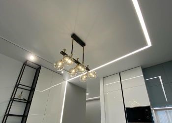Установка натяжного потолка на кухне с подвесной люстрой