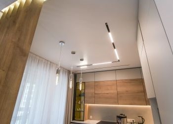 Установка натяжного потолка на кухне с карнизом для штор